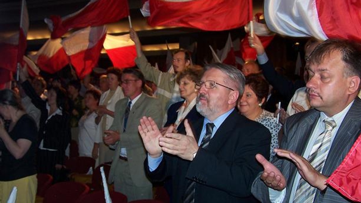 - W cytatach z mętnych przepisów Traktatu Lizbońskiego czai się śmierć, ukryta głęboko pod postacią "przypisu do przypisów". Jak podają "Wolne Media", niemiecki prof. Schachtschneider z uniwersytetu w Norymberdze wydobył na światło dzienne dotychczas przemilczany paragraf, który oznacza, że wraz z ratyfikacją Traktatu Lizbońskiego przywrócona zostanie w Europie kara śmierci - ostrzega na swoim blogu w Onet.pl Mirosław Orzechowski.