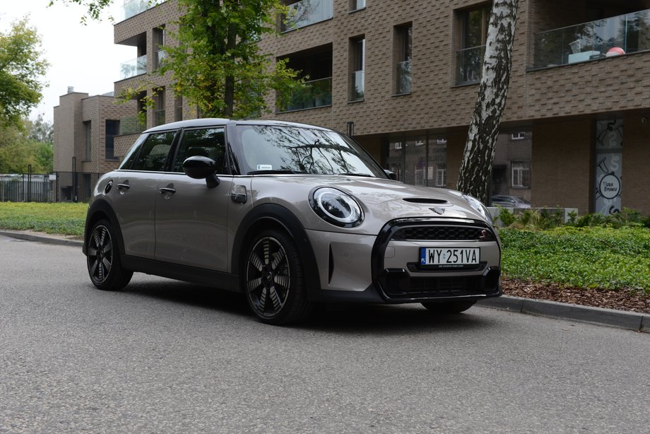 Mini Cooper S, choć niemal wszystko w dzisiejszych czasach podlega unifikacji, zachowuje swój szczególny charakter.