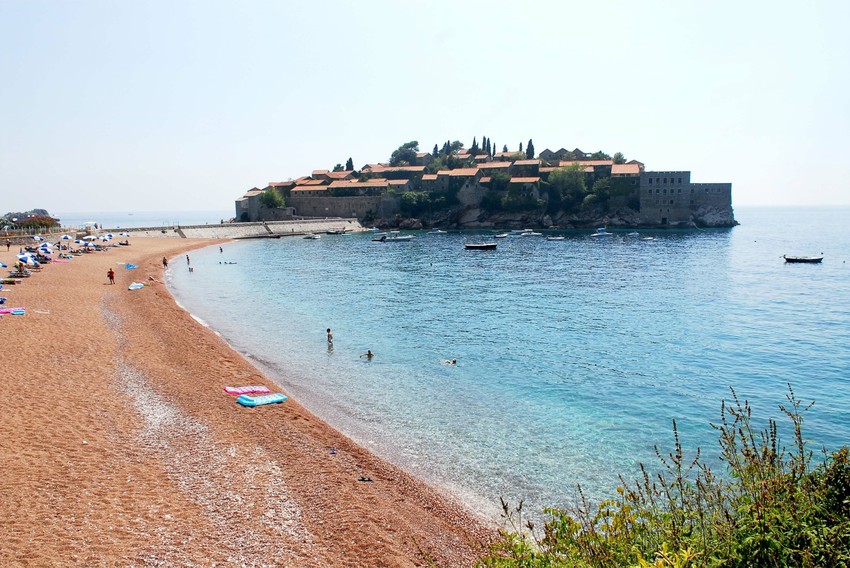 Arbitražni sud u Londonu je doneo i odluku kojom je Pravni sud u Crnoj Gori naložio "Sveti Stefan hotelima" i državi da plate "Adriatic properties" 620.000 evra za troškove postupka.