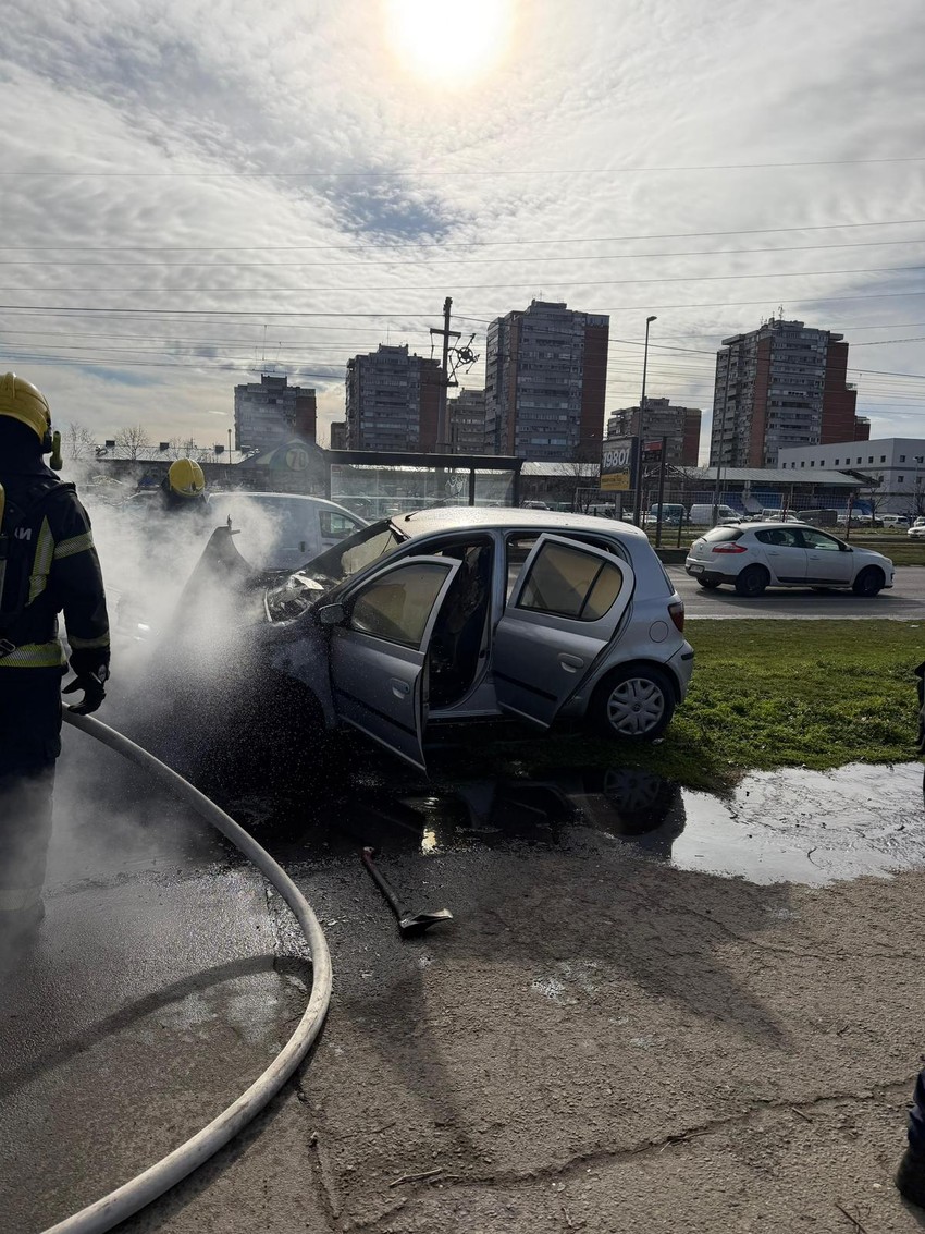 Požar blok 70, zapaljeni automobili, Novi Beograd