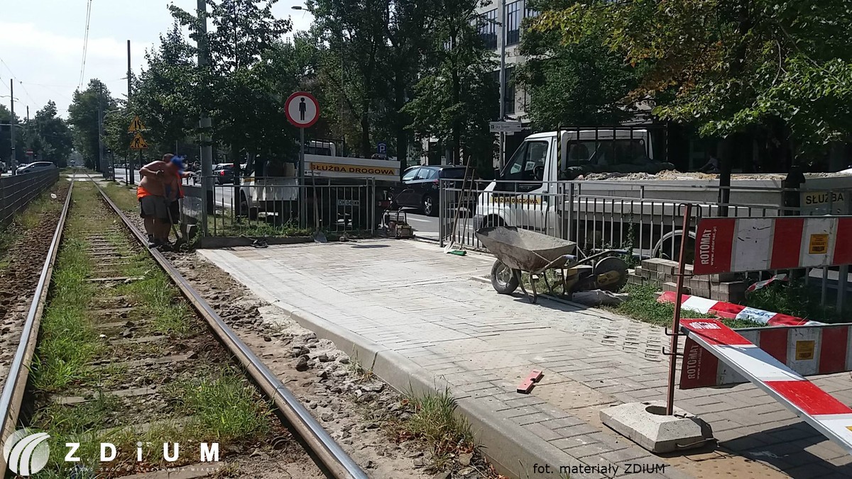 Pod koniec sierpnia wrocławianie będą mogli skorzystać z nowego przejścia dla pieszych, które powstaje między peronami na przystanku tramwajowym "Wielka" przy Sky Tower. Nowe pasy mają sprawić, że pasażerowie nie będą już łamać przepisów. Dziś, by zaoszczędzić kilkadziesiąt metrów, pasażerowie mimo zakazu przechodzą wzdłuż przejeżdżających tramwajów i pędzących samochodów. Wkrótce ma się to zmienić.