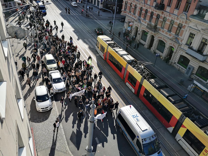 Czarny protest w Łodzi przed PiS i katedrą