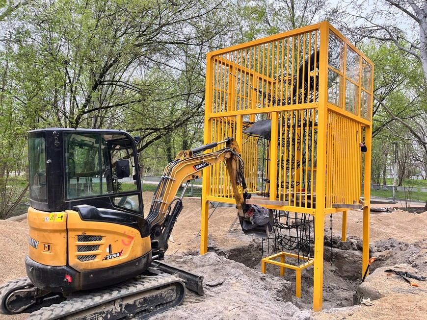 Koparka buduje ... koparkę - tak bowiem będzie nazywał się element placu zabaw dla starszych dzieci. To zestaw wspinaczkowy ze zjeźdżalniami