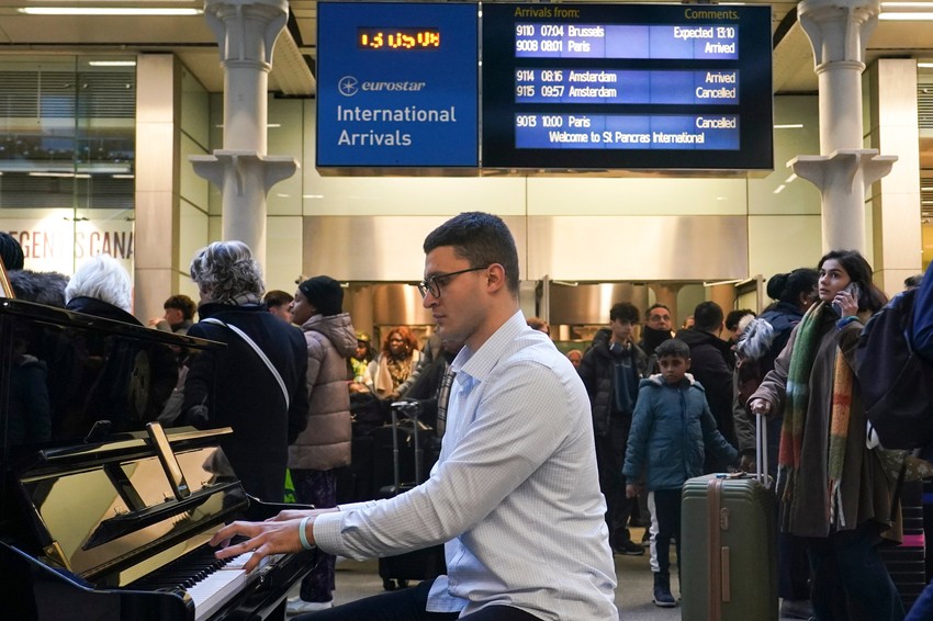 Putnici čekaju Evrostar voz na stanici Sent Pankras u Londonu 30. decembra