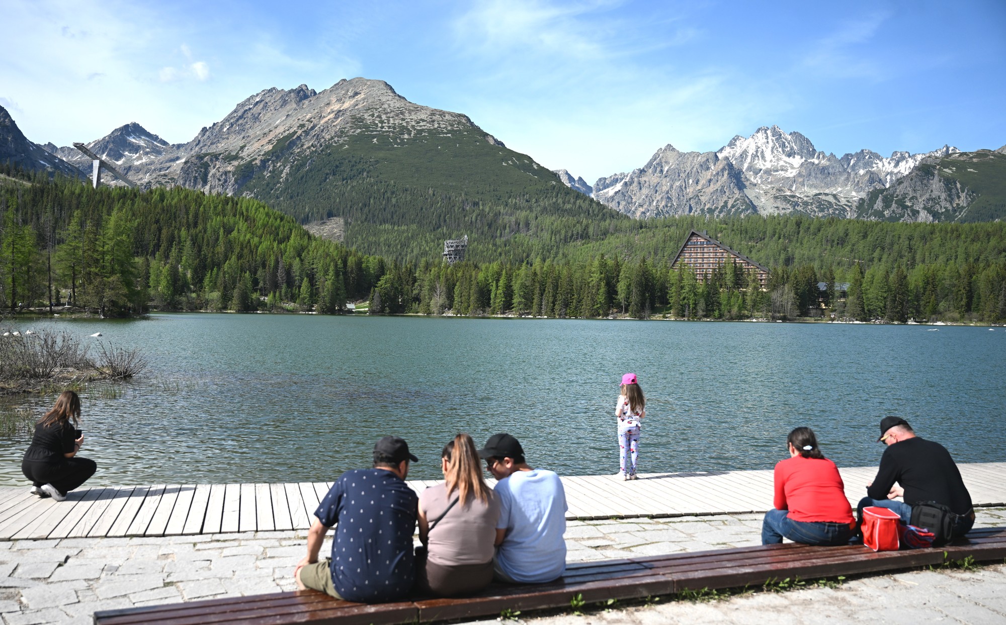 Štrbské pleso patrí medzi obľúbené lokality turistov vo Vysokých Tatrách.