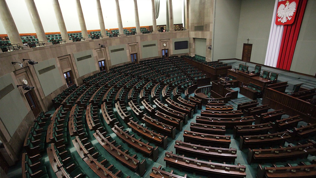 Sejm, który jutro o godz. 9.00 rozpocznie posiedzenie, zajmie się m.in. projektem budżetu na 2016 r., który zakłada, że deficyt budżetowy nie przekroczy 54,7 mld zł, a wzrost PKB wyniesie 3,8 proc. Zaplanowano też drugie czytanie projektu ustawy o tzw. podatku bankowym.