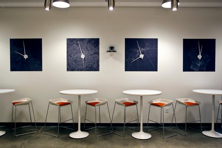 Skromne domy za ponad milion dolarów. Małe apartamenty za tyle samo. Koszt wynajmu małego mieszkania z jedną sypialnią to 3 tys. dol. w górę. Średnia cena sprzedanego domu w hrabstwie Santa Clara w sierpniu 2015 roku wyniosła 1,25 mln dol., co oznaczało 9-proc. wzrost w porównaniu do poprzedniego roku. Czy przeciętna osoba może tam mieszkać? Nawet jeżeli zarabiasz na tyle dobrze, by utrzymać się w Dolinie Krzemowej, koszty życia tak czy inaczej zmniejszą twoje finansowe możliwości do przeciętnego poziomu. <Br>
Na fot. kawiarnia dla pracowników w biurze Skype Technologies w Palo Alto