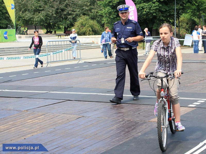 Nauka poruszania się po drodze pod okiem policjantów