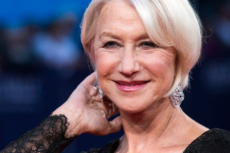 Status Helen Mirren określa zarówno to, czego zmierzyć nie sposób – talent, klasa, niegasnąca mimo upływającego czasu uroda – jak i to, co można zestawić w rubrykach i podsumować. Pięćdziesiąt lat na scenie, cztery nominacje do Oscara (w tym jedna statuetka), trzy Złote Globy, dwie Złote Palmy w Cannes. Dodatkowo – nagrody BAFTA, Emmy oraz nie mniej ważne wyróżnienia za pracę w teatrze. To najważniejsze, czyli nagrodę Laurence'a Oliviera, odpowiednik amerykańskiej nagrody Tony, Mirren otrzymała za kolejną swoją "królewską" rolę. W lutym 2013 roku Mirren stanęła na scenie Gielgud Theatre w Londynie jako królowa Elżbieta II. Bo to właśnie scena, a nie tyle plan filmowy, pozostaje dla Mirren najważniejszym punktem odniesienia.