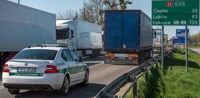 Ukraińskie produkty eskortowane przez celników. Pierwsze ciężarówki wjechały do Polski [ZDJĘCIA]