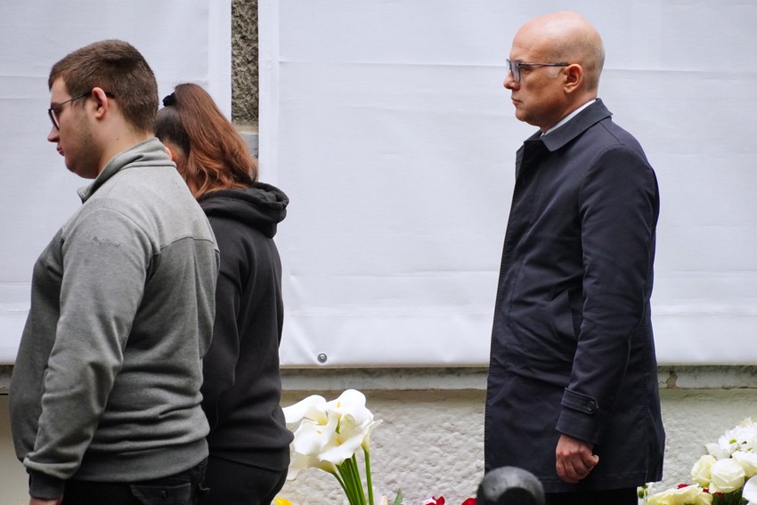 Premijer Vučević ispred Ribnikara