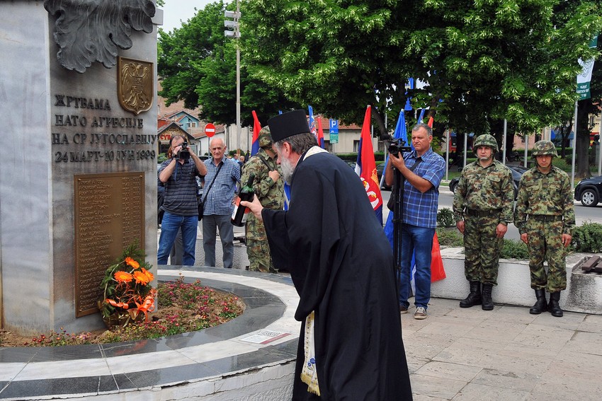 Služba sveštenstva na spomeniku