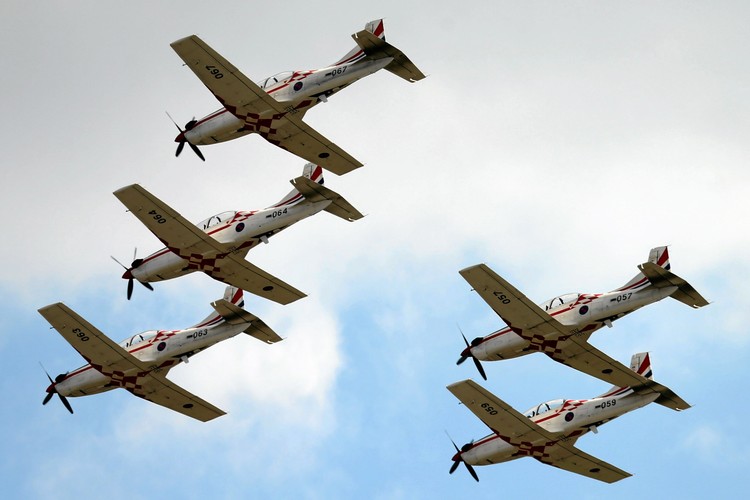 Chorwacki zespół akrobacyjny podczas Międzynarodowych Pokazów Lotniczych Air Show 2013.