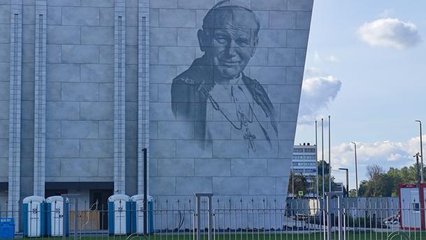 Wizerunek Jana Pawła II na fasadzie Muzeum Pamięć i Tożsamość  w Toruniu