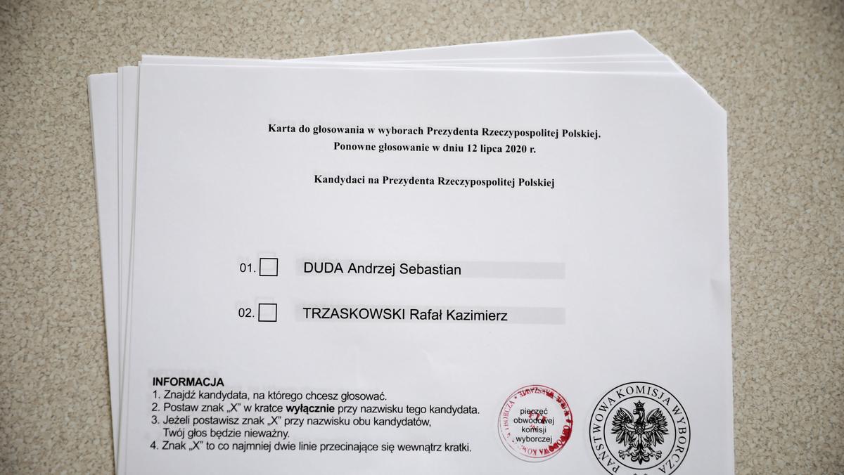 Karty do głosowania w jednym z lokali wyborczych w Warszawie,