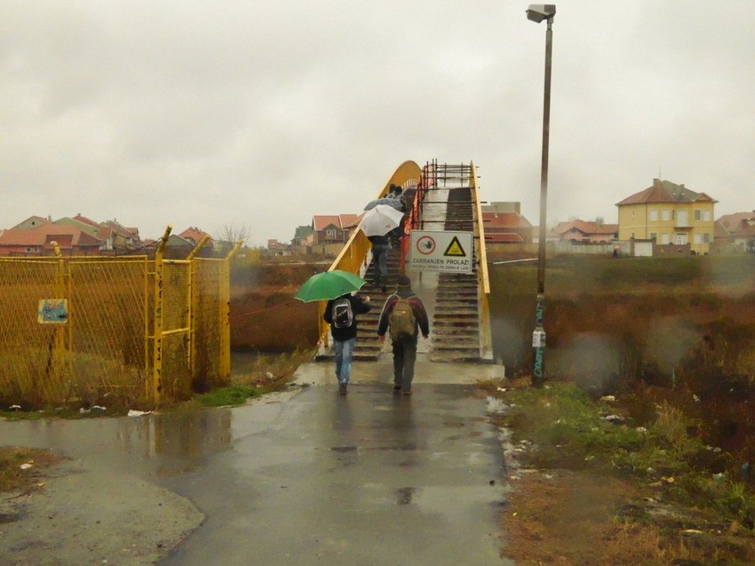 Oprez: Deo mosta zatvoren, pešaci koriste samo polovinu staze