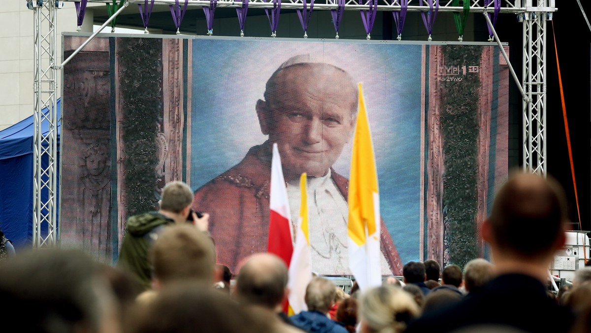 W Warszawie - na pl. Piłsudskiego i przed wilanowską Świątynią Opatrzności Bożej kilka tysięcy wiernych wspólnie modli się i ogląda na telebimach transmisję kanonizacji Jana Pawła II i Jana XXIII. W tłumie powiewają polskie i papieskie flagi.