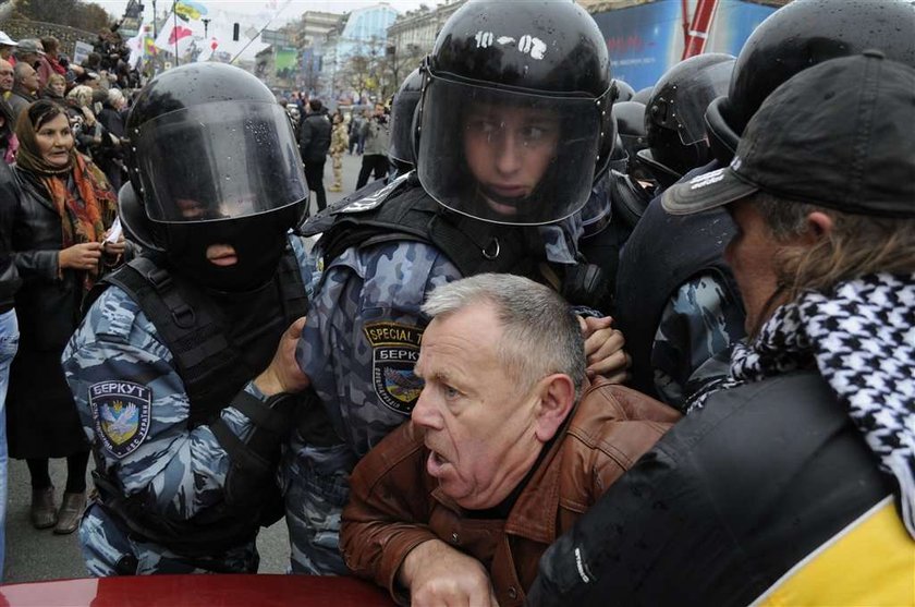 Tymoszenko za więzienną kratą. Foto