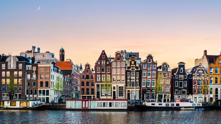 Plešuće kuće u Amsterdamu izgrađene su na drvenim temeljima, zbog čega imaju nakrivljen izgled | Foto: Karl Hendon via Getty Images
