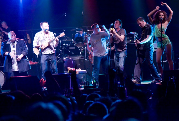 Cały ensemble liczy kilkanaście osób