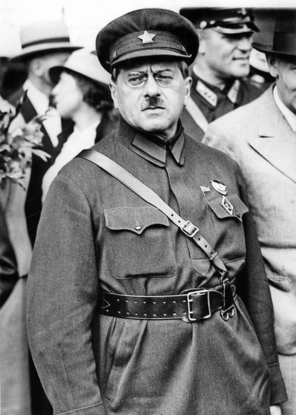 Józef Unszlicht, ur. 1879 w Mławie, w latach 1921–1923 wiceprzewodniczący Czeka, aresztowany i stracony podczas wielkiej czystki w 1938 roku.