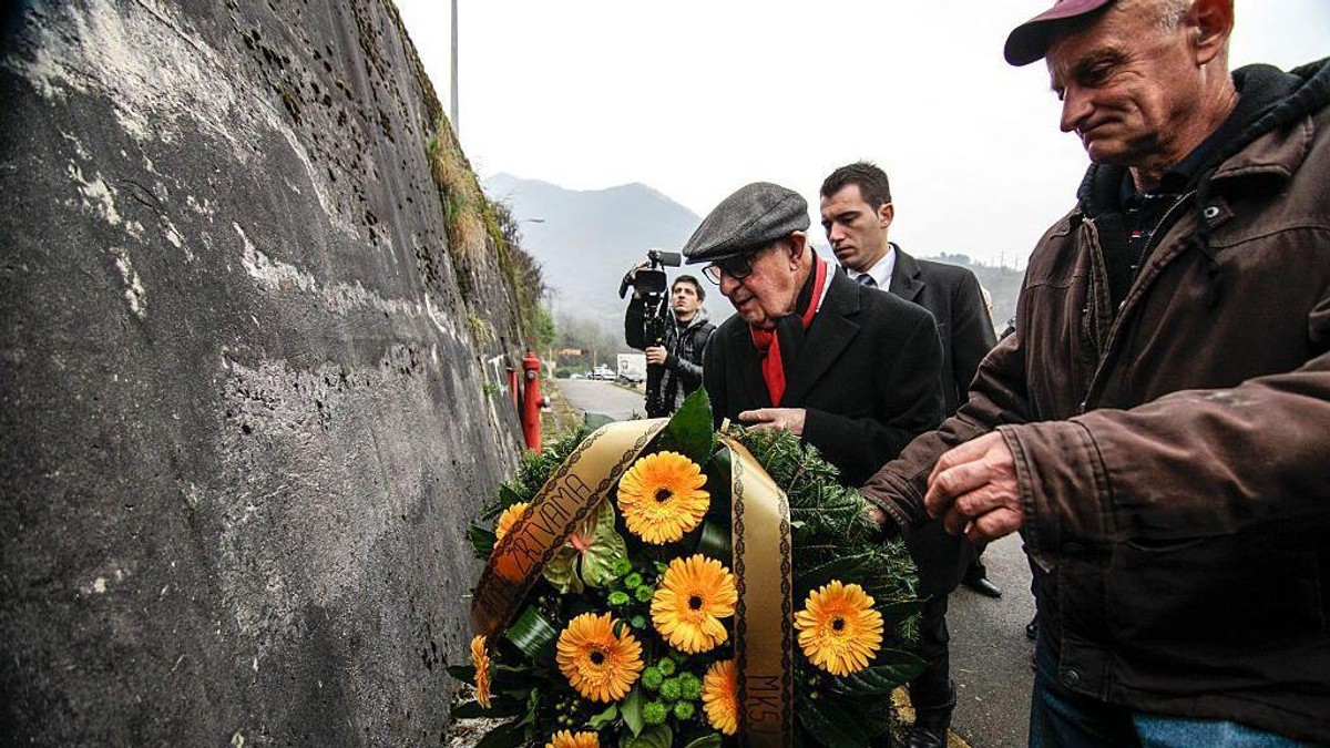 Polaganje venaca 2014. godine na ulazu logora Čelebići | Foto: Getty Images