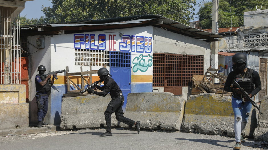 Policja krajowa patroluje teren w pobliżu pustego Zakładu Karnego w centrum Port-au-Prince