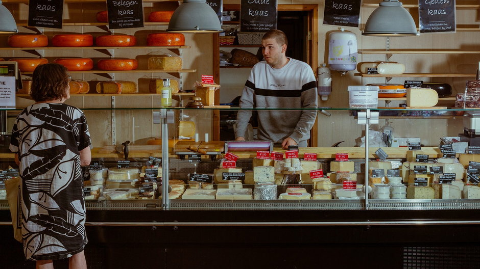 Joeri Bos właściciel sklepu z serami "Wereldse Kaas van Klaas" w Amsterdamie zmaga się z rosnącymi cenami produktów. 