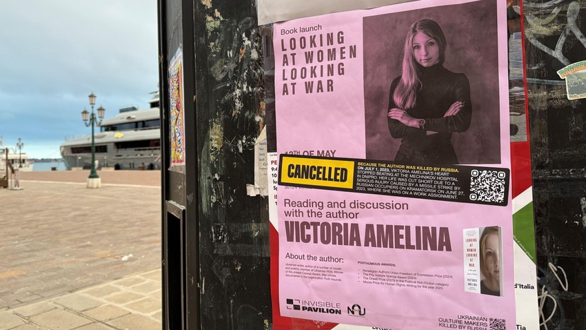 Svud po Veneciji izlepljeni su plakati koji reklamiraju imaginarne događaje sa ukrajinskim umetnicima i autorima koji su ubijeni u ratu | Foto: BBC