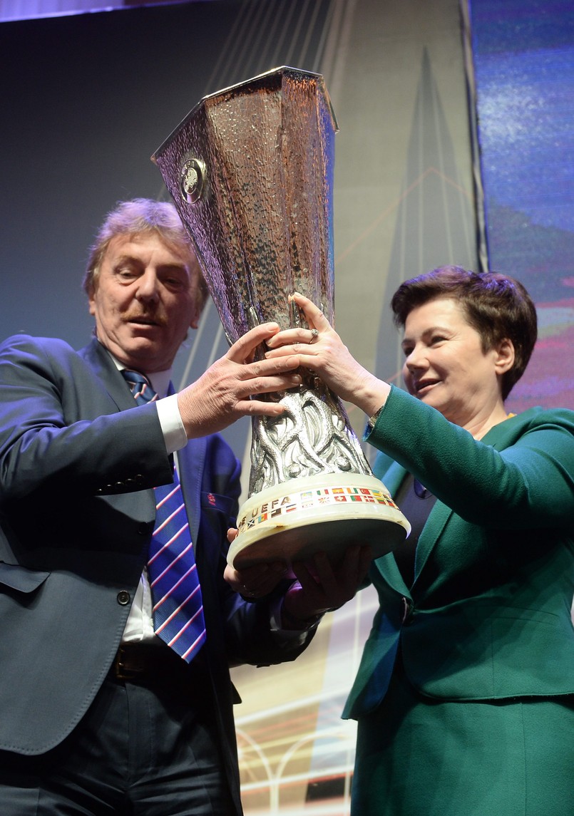 Prezes PZPN, Zbigniew Boniek i prezydent Warszawy Hanny Gronkiewicz-Waltz z trofeum Ligi Europy.