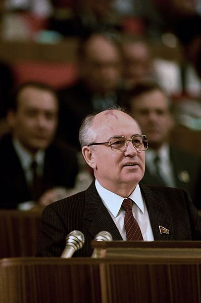 Po krótkich rządach Andropowa i Czernienki w 1985 r. przywódcą ZSRR zostaje Michaił Gorbaczow, który obiera kurs reformatorski. 