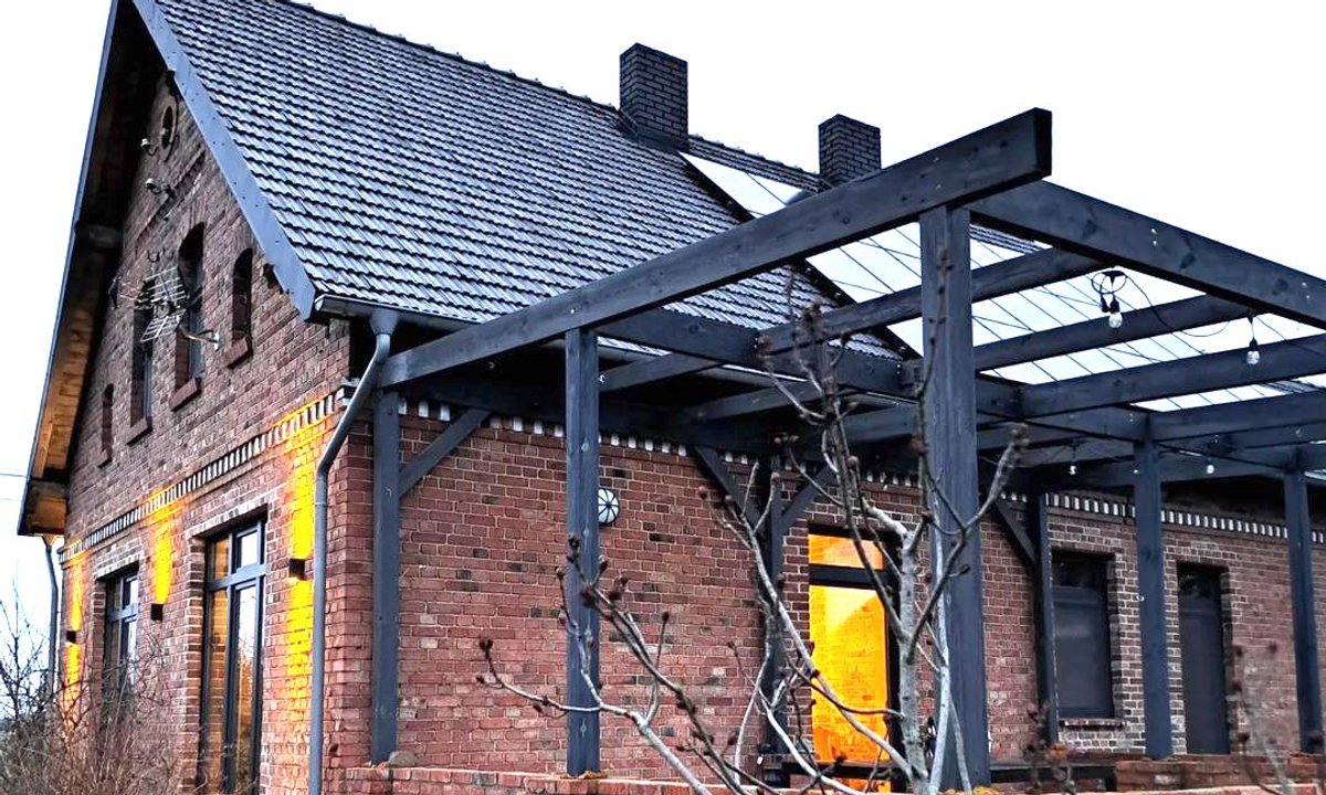 Paweł i Ewa kupili stuletni dom z cegły. Skusiła ich korzystna cena