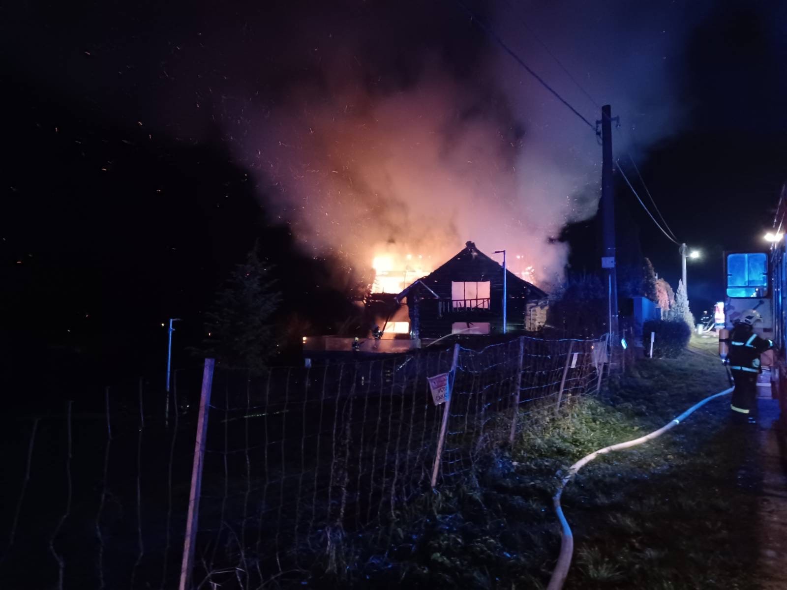 Požiar zrubového domu v obci Budmerice.