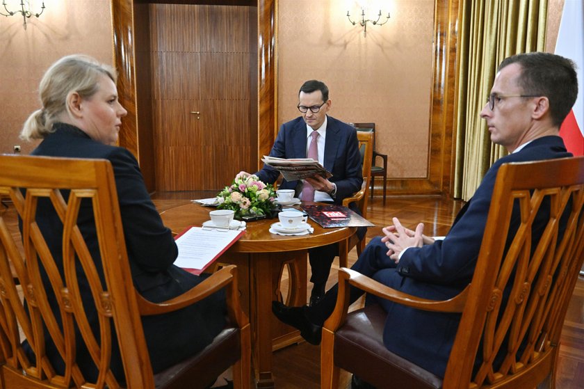 Redakcja "Faktu" gościła kilka dni temu w Kancelarii Premiera. Justyna Łukawska szefowa działu Pieniądze Prawo Prady i redaktor naczelny Michał Wodziński przekazali Mateuszowi Morawieckiemu ankiety nadesłane przez czytelników