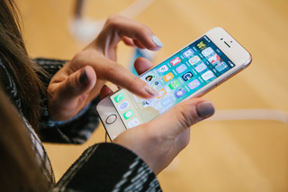 Apple próbuje udobruchać użytkowników iPhone’ów