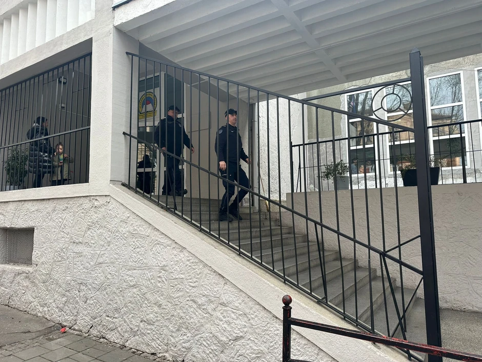 Policajci ispred "Ribnikara"