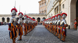 A Vatikán kőkemény katonái: csak fegyvertelen gárdistát szabad megszólítani