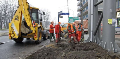 Absurd w Dąbrowie! Zrywają dobrą kostkę