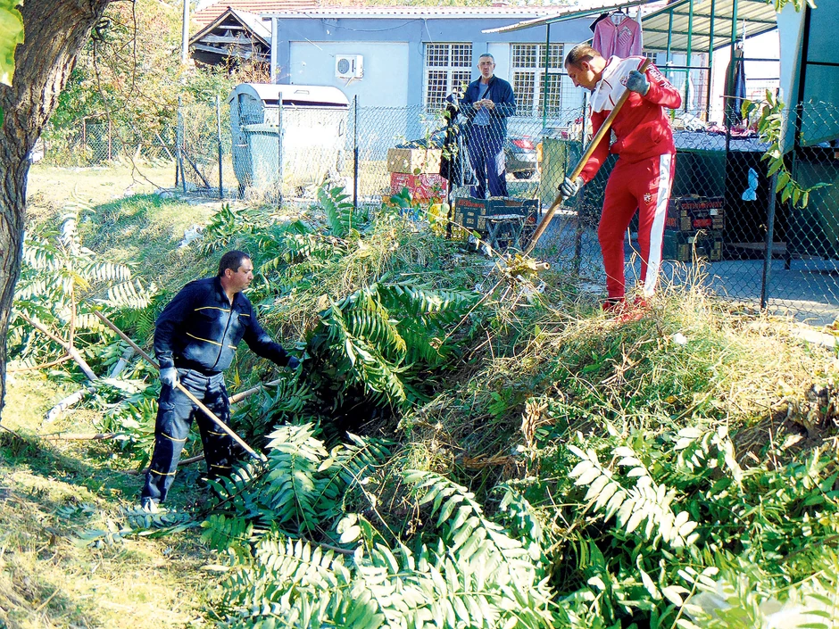 Pokošeno je i rastinje koje je takođe zadržavalo otpad.