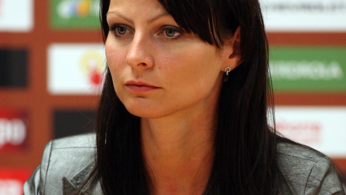 Agnieszka Olejkowska, urocza rzeczniczka Polskiego Związku Piłki Nożnej, zaręczyła się z Robertem "Pakerem" Roszkiewiczem - informuje "Super Express".
