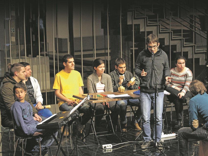 Grupu mladih od 11 do 30 godina spaja talenat, ljubav prema umetnosti i performansima. Željni su da dokažu i sebi i drugima da ih osim autizma koji imaju veže entuzijazam i stvaralaštvo.