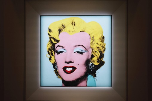 Słynny portret Marilyn Monroe autorstwa amerykańskiego mistrza pop-artu Andy'ego Warhola został sprzedany za 195 mln dolarów w poniedziałek wieczorem w siedzibie Christie’s w Nowym Jorku.