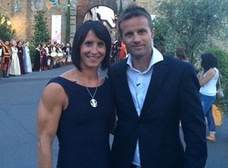 Marit Bjoergen w "małej czarnej" zaprezentowała swoje wielkie bicepsy. ZDJĘCIA