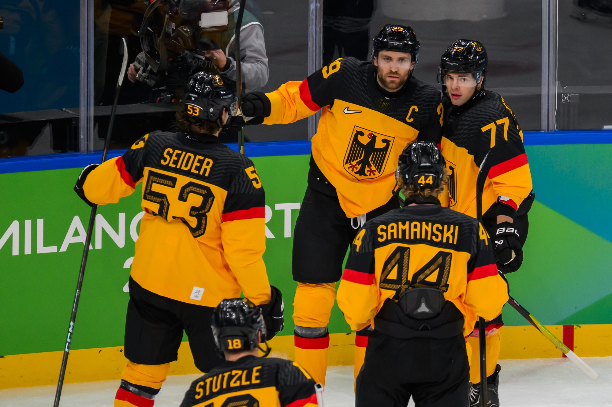 Zľava Moritz Seider, Leon Draisaitl, Joshua Samanski, Justin Schütz a dole Tim Stützle sa tešia z gólu. 