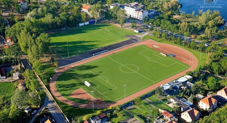 W ramach inwestycji powstanie pełnowymiarowa bieżnia lekkoatletyczna kategorii VA, zgodna z wymaganiami Polskiego Związku Lekkiej Atletyki. Arena o długości 400 metrów zostanie wyposażona w cztery tory okrężne oraz cztery tory sprinterskie.