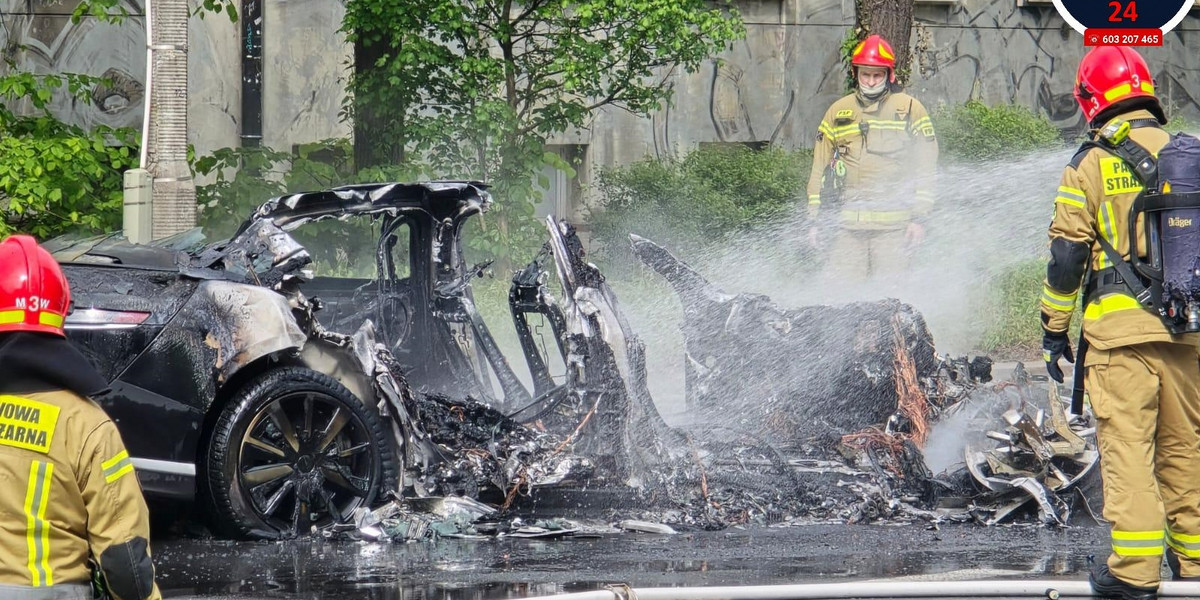 Auto spłonęło doszczętnie.