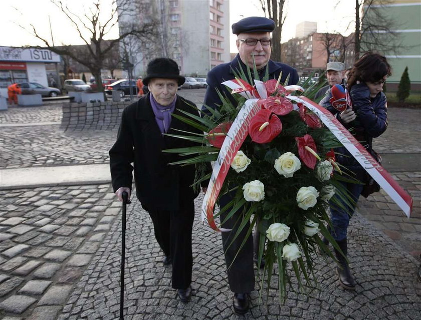 Wałęsa złożył kwiaty pod pomnikiem Poległych Stoczniowców