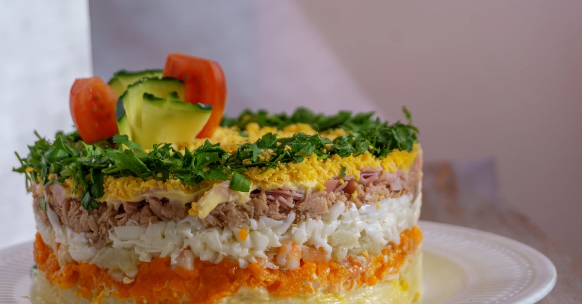 Tak Remigiusz Rączka robi rewelacyjną sałatkę na święta. Jarzynowa nie ma szans