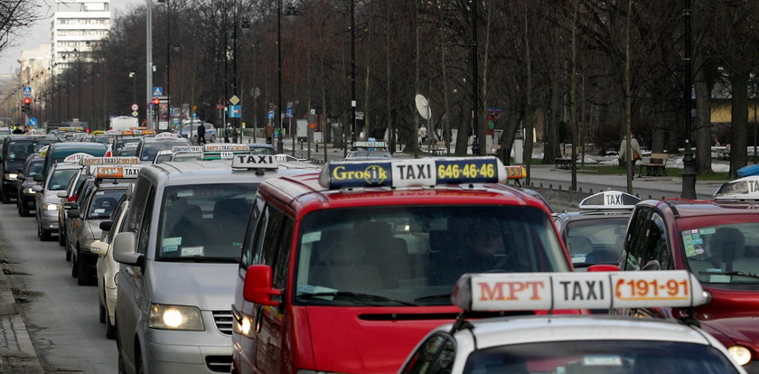 Taksówkarze zablokowali skrzyżowanie