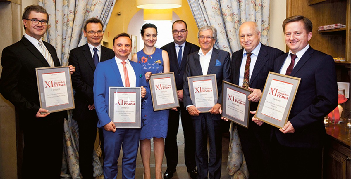 Laureaci XI Rankingu Wydziałów Prawa z redaktorem naczelnym DGP Krzysztofem Jedlakiem
